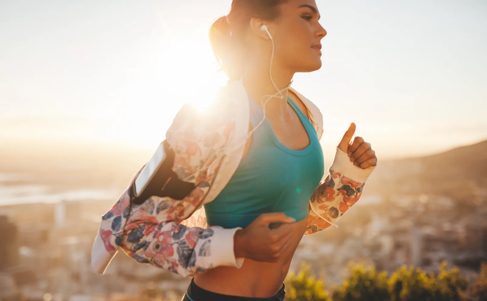 Eine Frau beim Lauftraining im Freien
